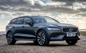 Volvo V60 D4 Cross Country 2019 года (UK)